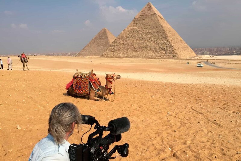 Kameramann Reiner Bauer bei den Dreharbeiten an den Pyramiden. – Bild: Phoenix/​WDR/​Jens Nicolai