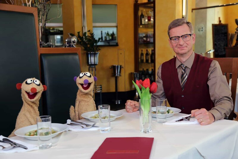 Jan & Henry werden vom Kommissar (Michael Kessler) in ein Restaurant eingeladen. Dort ereignen sich seltsame Dinge. – Bild: NDR/​bigSmile