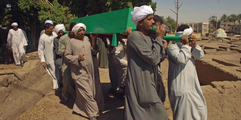 Nach muslimischer Tradition soll ein Toter innerhalb von 24 Stunden begraben werden. – Bild: ZDF und © Bo Travail ! – Voyage./​© Bo Travail ! – Voyage