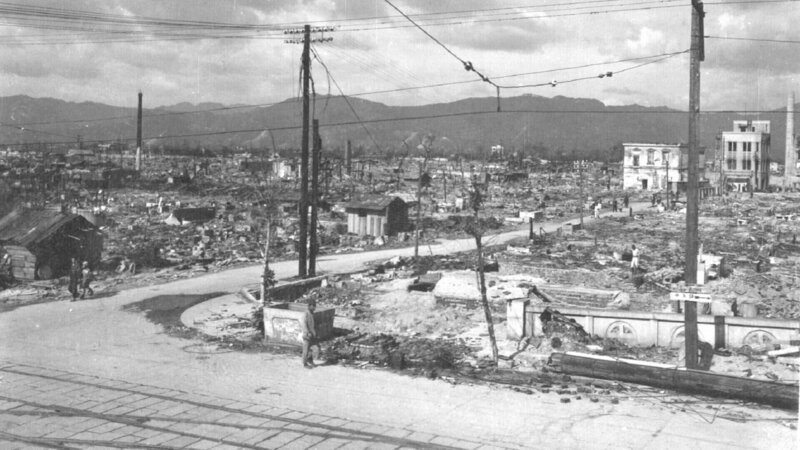 Die Atombombe ist der Inbegriff für Zerstörung und Tod. Von zwei japanischen Städten bleibt 1945 nach dem Abwurf einer Atombombe nichts übrig. – Bild: ZDF und National Archives Identifier: 22345674/​National Archives Identifier: 2