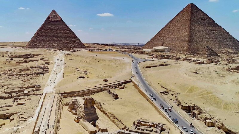 Schon in der Antike zählten die Pyramiden von Gizeh zu den sieben Weltwundern. – Bild: ZDF und © Bo Travail ! – Voyage./​© Bo Travail ! – Voyage