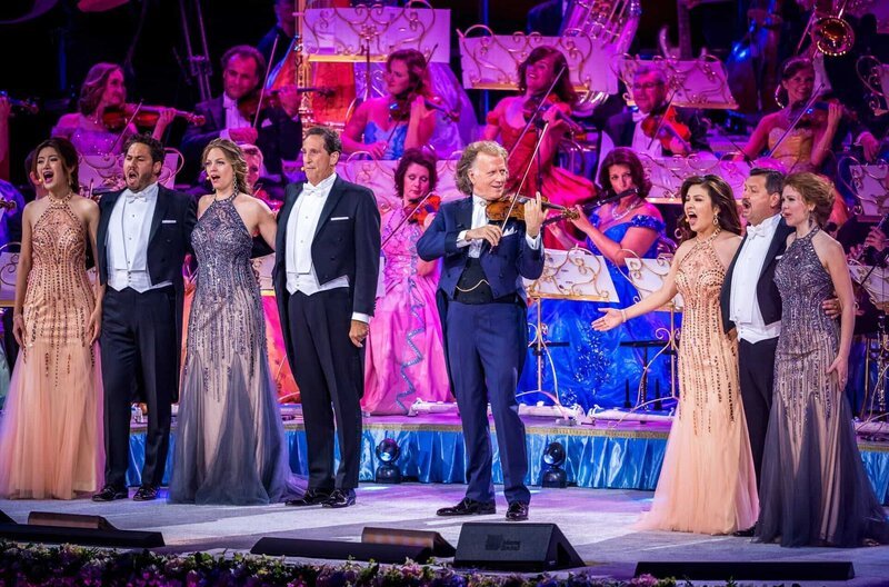 André Rieu und Solisten auf dem Vrijthof in Maastricht – Bild: SWR/​MDR/​Marcel van Hoorn