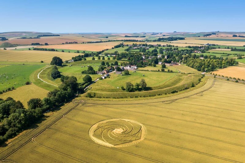 Avebury Village mit neolithischem Steinkreis und Kornkreisen, Wiltshire, England – Bild: Shutterstock /​ Shutterstock /​ Copyright (c) 2021 stocker1970/​Shutterstock. No use without permission.
