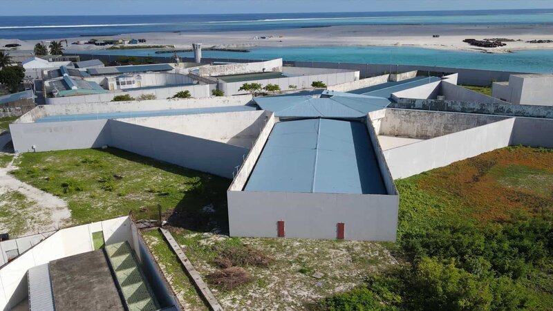 Bildunterschrift: Die Insel Maafushi ist rund einen Kilometer lang und dreihundert Meter breit. Dort leben etwa dreitausend fünfhundert Menschen, von denen ein Drittel im Gefängnis arbeitet – oder darin eingesperrt ist. – Bild: N24DOKU