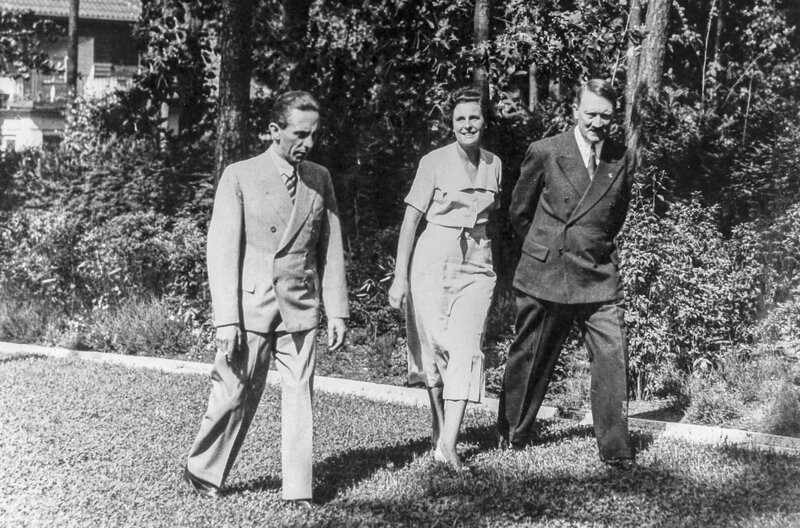 Leni Riefenstahl mit Hitler und Goebbels im Jahr 1937 – Bild: NARA (National Archives USA)/​Heinrich Hoffmann /​ Leni Riefenstahl mit Hitler und Goebbels im Jahr 1937