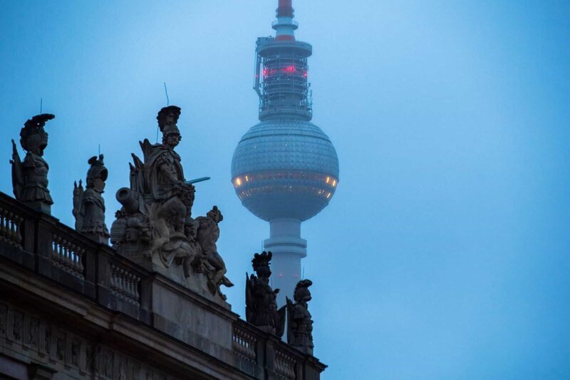 Der Berliner Fernsehturm: In DDR-Zeiten war oberhalb der Kugel ein Spionageversteck der Staatssicherheit. – Bild: ZDF und christophe gateau.