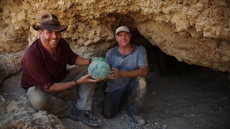 Josh Gates and Dr. Oren Gutfeld of the Hebrew University of Jerusalem with a third century BC Hellenistic found in cave 53 in Qumran, West Bank. – Bild: Ben Boyle/​Discovery Channel /​ Discovery Communications