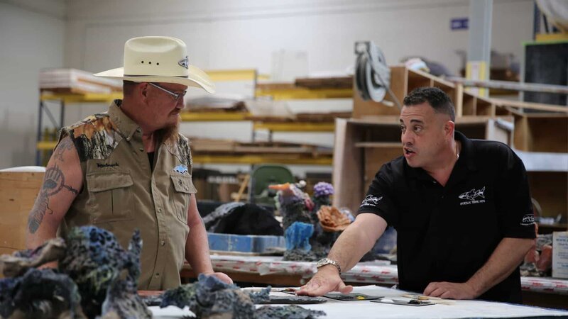 Redneck and Wayde painting the corals. – Bild: Animal Planet /​ Discovery Communications