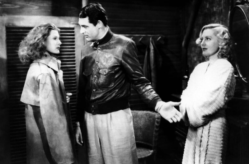 SOS - Feuer an Bord – Bild: 1939 (renewed 1967) Columbia Pictures Industries, Inc./​All rights reserved /​ Geoff (Cary Grant, Mi.) stellt Bonnie (Jean Arthur, re.) seiner ehemaligen Geliebten Judy (Rita Hayworth, li.) vor.