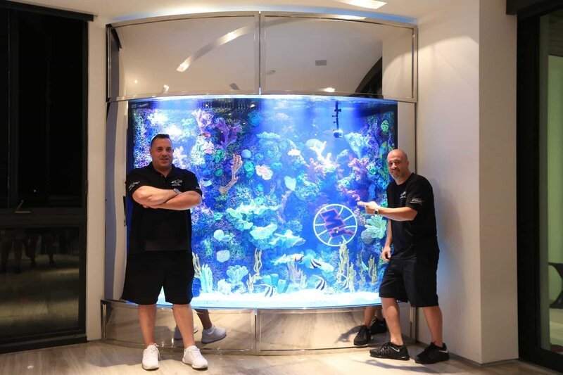 The guys in front of Hassan’s tank. – Bild: Discovery Communications