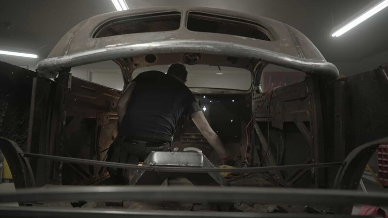 Chad Hiltz works on interior of ’39 Studebaker while transforming it into a custom Zephyr concept. – Bild: Discovery Communications /​ For Show Promotion Only/​Discovery Communications/​For merchandising, publishing & ancillary products, check talent contract, appearance & property releases./​Discovery Communications