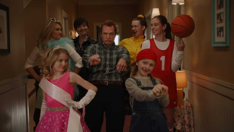 Vorne, v.li.: Lola Loud (Ella Allan), Lana Loud (Mia Allan). Hinter, v.li.: Leni Loud (Eva Carlton), Luna Loud (Sophia Woodward), Lynn Loud Sr. (Brian Stepanek), Luan Loud (Catherine Ashmore Bradley), Lynn Loud (Annaka Fourneret) – Bild: Paramount Vorne, v.li.: Lola Loud (Ella Allan), Lana Loud (Mia Allan). Hinter, v.li.: Leni Loud (Eva Carlton), Luna Loud (Sophia Woodward), Lynn Loud Sr. (Brian Stepanek), Luan Loud (Catherine Ashmore Bradley), Lynn Loud (Annaka Fourneret) – Bild: Paramount