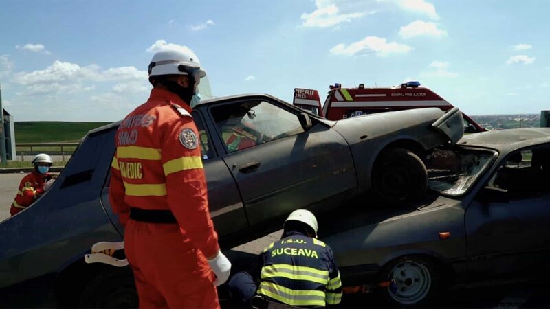 Bei einem Unfall auf der E85 kommen die Autos nur knapp an den Beamten vorbei. Regelmäßig werden rumänische Rettungskräfte deswegen Opfer von unaufmerksamen Fahrern. – Bild: WELT