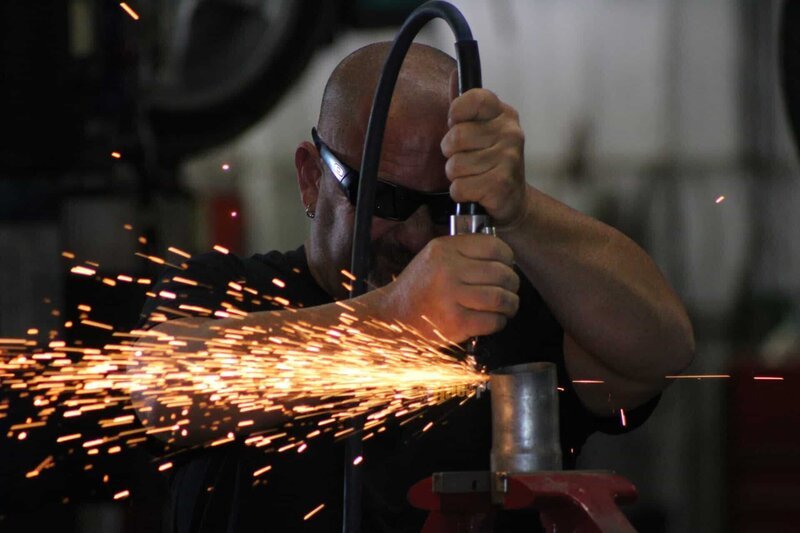 Sparks fly as Chuck works on his car. – Bild: Discovery Communications