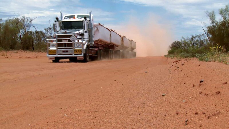 Die durch die Wüste durchgehende Tanami-Road ist für die meisten Fahrer eine echte Herausforderung. Es gibt kaum Möglichkeiten zum Halten und durch die Wüstenstürme kann es zu extremen Unglücken auf der Straße kommen. – Bild: WELT