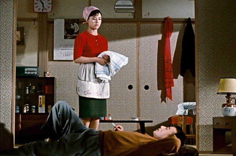 Ein Herbstnachmittag – Bild: Shochiku Co., Ltd/​Alle Rechte vorbehalten /​ Hirayamas Ältester, Kazuo (Shinichiro Mikami) und seine Frau Akiko (Mariko Okada) haben einen teuren Lebensstil ? auf Kosten des Vaters.