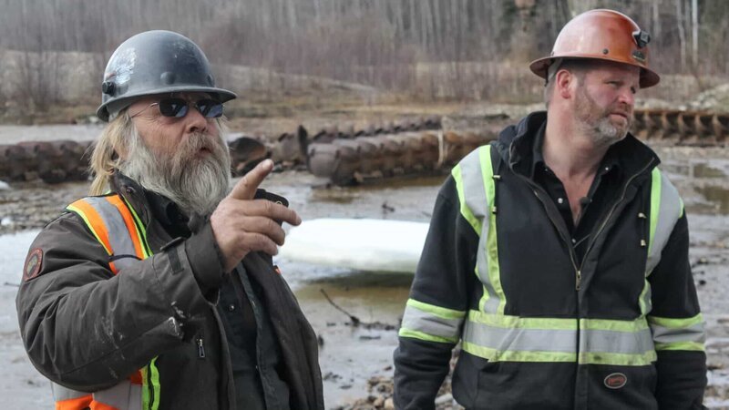 Tony Beets and Sheamus Christie looking at the dredge. – Bild: Discovery Communications