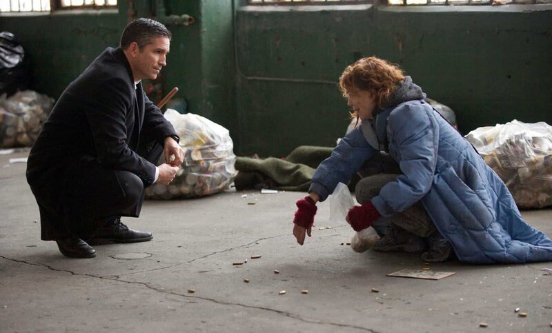 Reese (Jim Caviezel) bedankt sich bei der obdachlosen Joan (Deirdre O’Connell) für ihre Hilfe. – Bild: Courtesy of Warner Brothers
