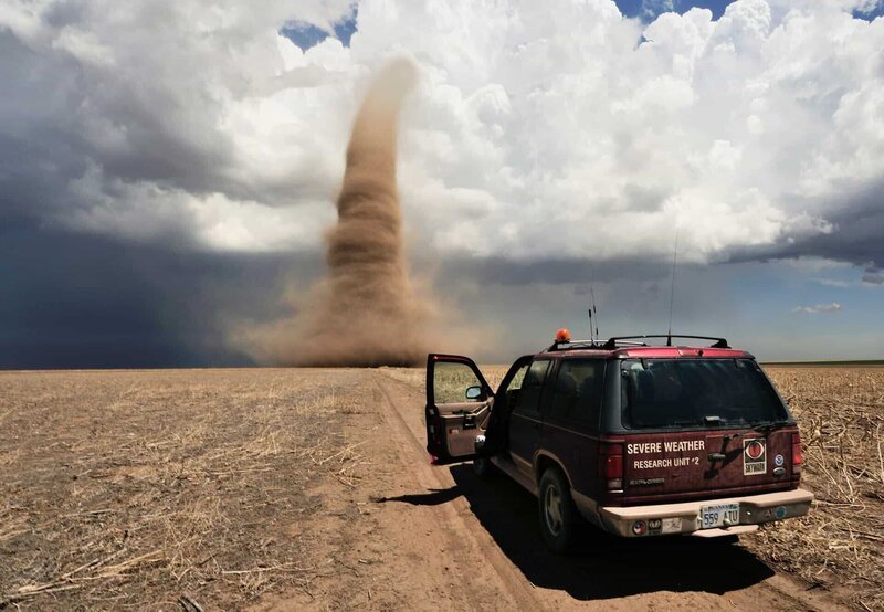 08 May 2008, Greeley County, Kansas, USA --- Storm Chasers Monitoring Approaching Tornado in Western Kansas --- Image by © Jim Reed/​Jim Reed Photography – Severe & /​Corbis – Bild: Copyright: Discovery Communications, Inc. For Show Promotion Only