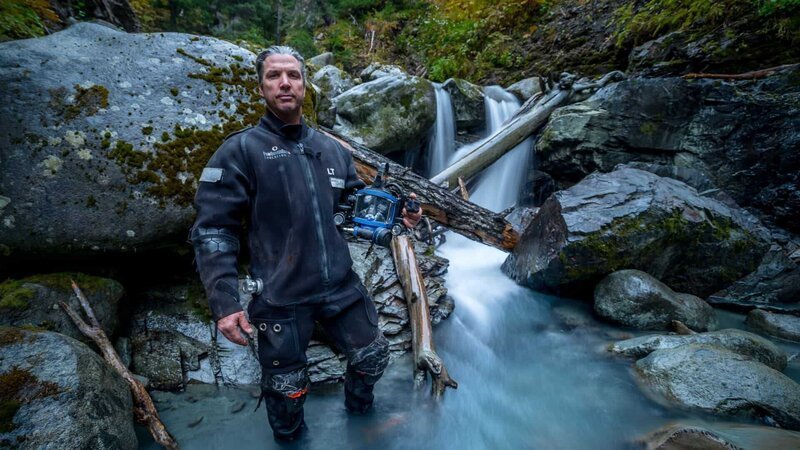Dustin standing in the creek. – Bild: Discovery Communications /​ For Show Promotion Only/​Discovery Communications/​For merchandising, publishing & ancillary productions, please contact Global Rights Management./​Discovery Communications