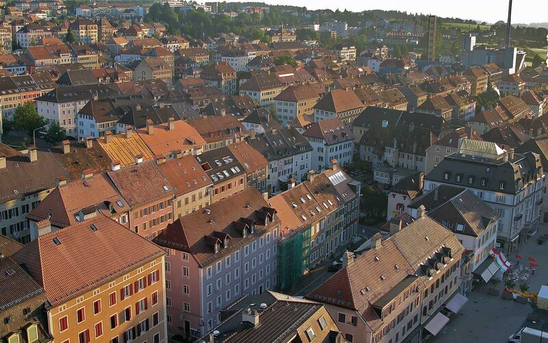 La Chaux-de-Fonds mit seinem für die Schweiz einzigartigen schachbrettartigen Stadtbild gilt als Wiege der Uhrmacherei weltweit und als Jugendstil-Hochburg der Schweiz. – Bild: SWR/​Schätze der Welt
