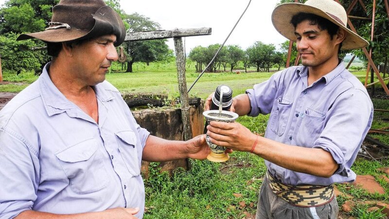 Für die Gauchos auf der Estancia Santa Cecilia im Norden Argentiniens geht nichts ohne den geliebten Mate-Tee. – Bild: RTL / MedienKontor/ German Kral Für die Gauchos auf der Estancia Santa Cecilia im Norden Argentiniens geht nichts ohne den geliebten Mate-Tee. – Bild: RTL / MedienKontor/ German Kral