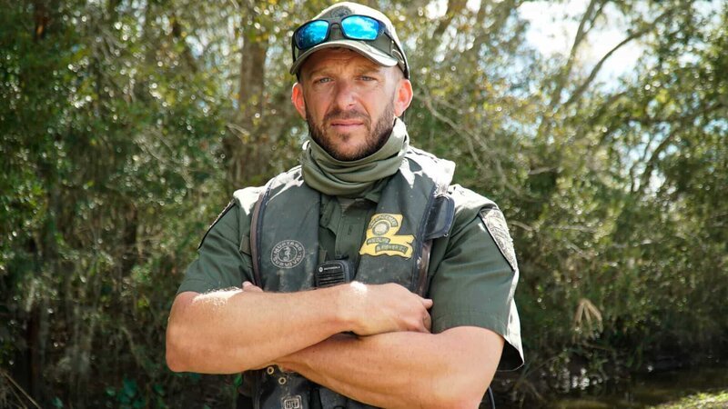 Scott Dupre poses for a photo in front of a group of trees in Louisiana. – Bild: Warm Springs Productions /​ Discovery Communications, LLC
