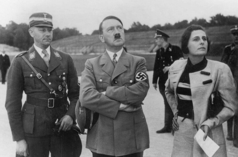 Leni Riefenstahl mit Adolf Hitler im Jahr 1934 – Bild: NARA (National Archives USA)/Heinrich Hoffmann / Leni Riefenstahl mit Adolf Hitler im Jahr 1934 Leni Riefenstahl mit Adolf Hitler im Jahr 1934 – Bild: NARA (National Archives USA)/Heinrich Hoffmann / Leni Riefenstahl mit Adolf Hitler im Jahr 1934