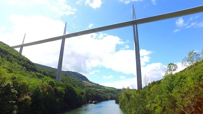 Das Viadukt von Milau ist die größte Schrägseilbrücke weltweit. – Bild: BILD