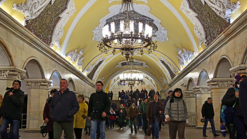 Die Haltestelle Komsomolskaya gehört zu den meistfotografierten Metrostationen Moskaus. – Bild: BILD