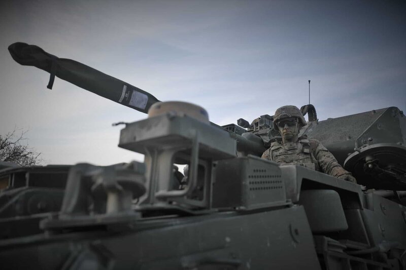 Der Stryker ist ein achträdriger Radschützenpanzer der U.S. Army, der Platz für acht Menschen bietet und über 100 km/​h schnell fahren kann.; Die Doku zeigt, wie flexibel die Panzer sind und welche technischen Raffinessen das Gefährt ausmachen. – Bild: TwoFour Broadcast
