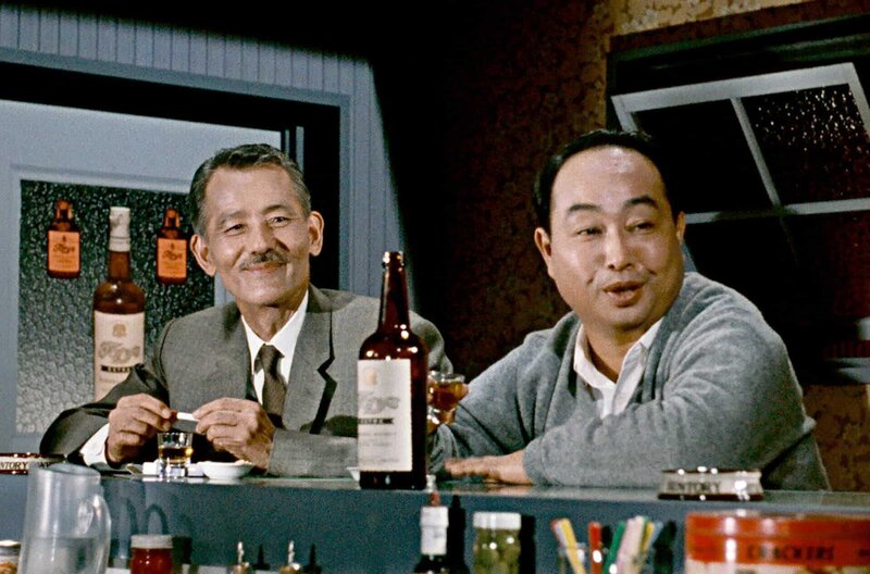 Ein Herbstnachmittag – Bild: Shochiku Co., Ltd/​Alle Rechte vorbehalten /​ Shuhei Hirayama (Chishu Ryu, li.), im Zweiten Weltkrieg Kapitän, hat seinen ehemaligen Matrosen Sakuma (Eijiro Tono, re.) wieder getroffen; das muss gefeiert werden.