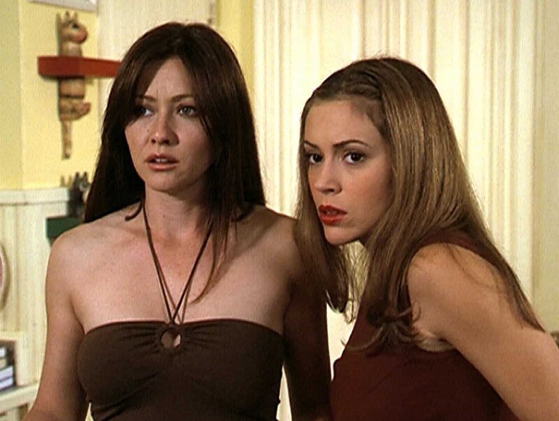 Phoebe (Alyssa Milano, r.) und Prue (Shannon Doherty, l.) sind schockiert: Ein Banshee macht Jagd auf die beiden Hexen. – Bild: Paramount Pictures Lizenzbild frei