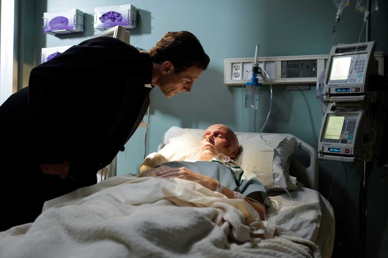Die schwerkranke Marie Kessler (Kate Burton) ist ein Wächter des Guten. Der böse Priester (Matt Baker) versucht sie umzubringen … – Bild: Canal+