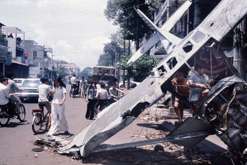 VIETNAM – 1975: Saigon ( Vietnam’s ) fall. Wreck of an airplane in a street. April 30, 1975. FDM-370–6. (Photo by Francoise De Mulder/​Roger Viollet/​Getty Images) – Bild: RTL /​ Getty Images /​ Epilog