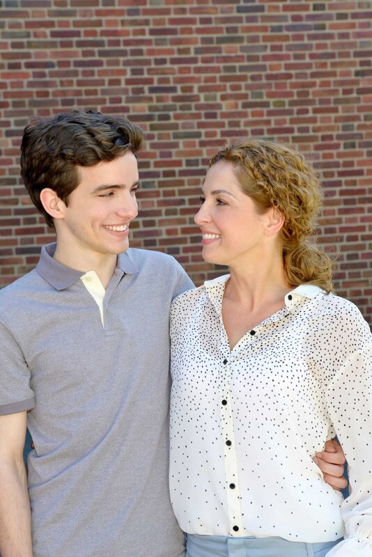 Maximilian Braun (spielt Luis Ahrens) und Maria Wedig (spielt Nina Ahrens) – Bild: RTL Passion