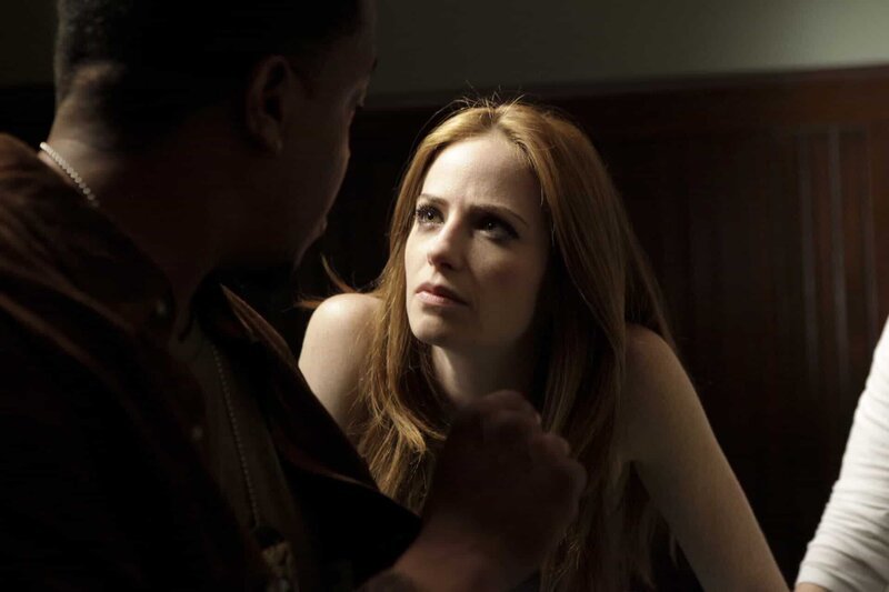 Die temperamentvolle Angelina (Jaime Ray Newman, r.) will Rache für ihre beiden Brüder nehmen. Hank (Russell Hornsby, l.) nimmt sie ins Kreuzverhör … – Bild: Canal+