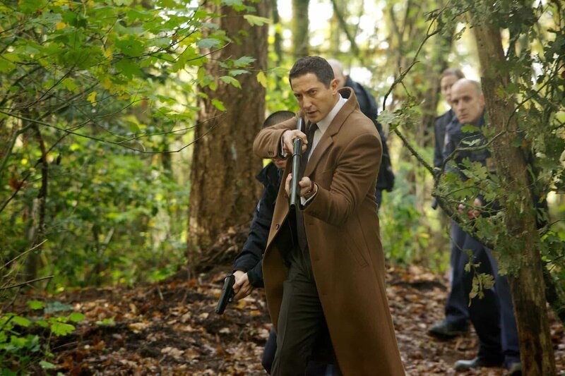 In einem Waldgebiet sind Captain Renard (Sasha Roiz) und seine Leute auf der Suche nach einem Mörder … – Bild: Canal+