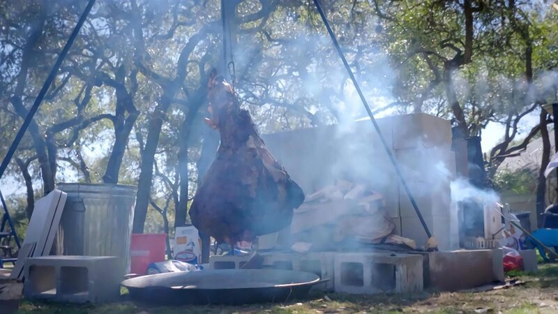 In this episode, the candidates for the barbecue duel in the so-called „Long Cook“ have a maximum of eight hours to cook a huge piece of meat – as tasty as possible, of course. – Bild: Discovery Channel