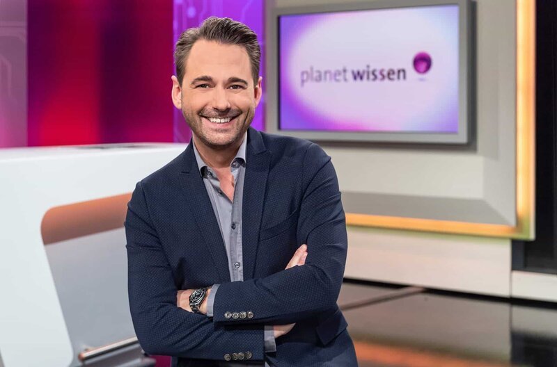 SÜDWESTRUNDFUNK Planet Wissen Montags bis freitags um 11:15 Uhr im SWR Fernsehen SWR-Moderator Dennis Wilms. © SWR/​Alexander Kluge, honorarfrei – Verwendung gemäß der AGB im engen inhaltlichen, redaktionellen Zusammenhang mit genannter SWR-Sendung und bei Nennung „Bild: SWR/​Alexander Kluge“ (S2+). SWR-Presse/​Bildkommunikation, Baden-Baden, Tel: 07221/​929–26868, foto@swr.de – Bild: SWR/​Alexander Kluge /​ SWR-Presse/​Bildkommunikation