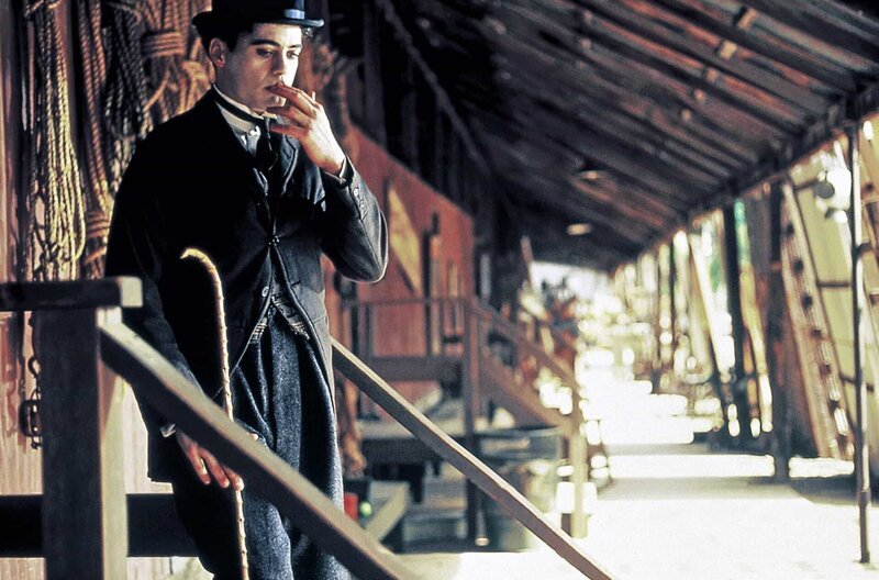 Wegen seiner zahlreichen amourösen Abenteuer und seiner politischen Aktivitäten gerät Charlie Chaplin (Robert Downey Jr.) zunehmend in Bedrängnis. – Bild: ZDF /​ © 1992 Studiocanal /​ © 1992 Studiocanal