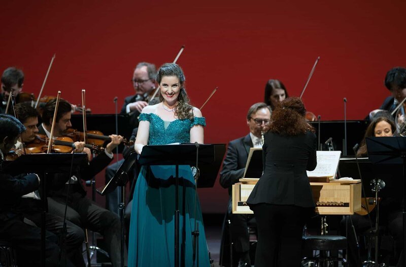 Die Berliner Philharmoniker und Elsa Benoit als Bellezza (die Schönheit) – Bild: SWR/Monika Rittershaus / © SWR/Monika Rittershaus Die Berliner Philharmoniker und Elsa Benoit als Bellezza (die Schönheit) – Bild: SWR/Monika Rittershaus / © SWR/Monika Rittershaus