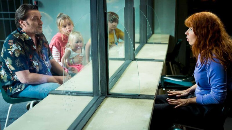 Ludo (links: Cédric Chevalme) und die Kinder (v.l.n.r.: Cypriane Gardin, Noé Bandevoorde) besuchen Morgane (rechts: Audrey Fleurot) im Gefängnis. – Bild: NDR/​Philippe Leroux