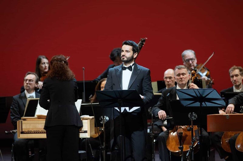 Die Berliner Philharmoniker und Anicio Giustiniani als Tempo (die Zeit) – Bild: SWR/Monika Rittershaus / © SWR/Monika Rittershaus Die Berliner Philharmoniker und Anicio Giustiniani als Tempo (die Zeit) – Bild: SWR/Monika Rittershaus / © SWR/Monika Rittershaus