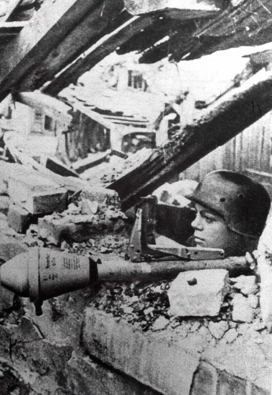 1945-Hitlerjunge mit Panzerfaust in Berlin – Bild: Spiegel Geschichte