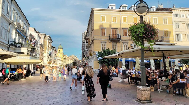 Die Fußgängerzone Korzo mit ihrer k.u.k.-Architektur ist das Herz von Rijeka – Bild: SR/​Ute Werner