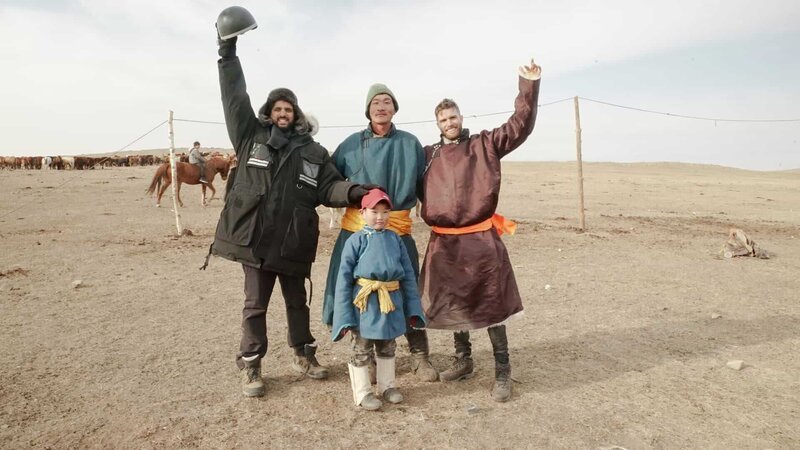 Picture Shows: Joel and Nish with some local Nomad’Äôs in Mongolia. – Bild: Tom Levinge /​ © Rumpus Media Ltd 2017