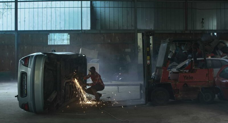 Cliff, ein Nigerianer, den es in die Steiermark verschlagen hat, betreibt eine Werkstatt, in der er mit ungewöhnlichen Arbeitsmethoden alte Autos wieder flott macht oder zerlegt. – Bild: ZDF und Klemens Hufnagl /​ Mischief Films.