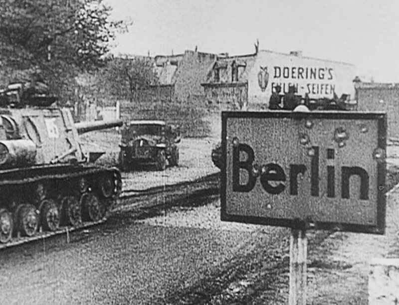 1945-Sowjet-Panzer an der Berliner Stadtgrenze – Bild: Spiegel Geschichte