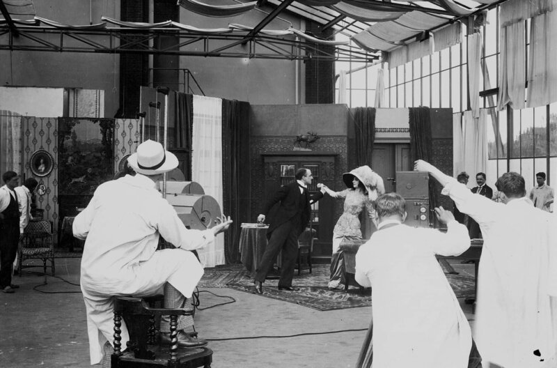 Asta Nielsen bei Dreharbeiten zu „Der Totentanz“ (1912): Es ist der erste Film, der in einem eigens für sie gebauten Studio in Babelsberg gedreht wurde. – Bild: Stiftung Deutsche Kinemathek /​ © Stiftung Deutsche Kinemathek